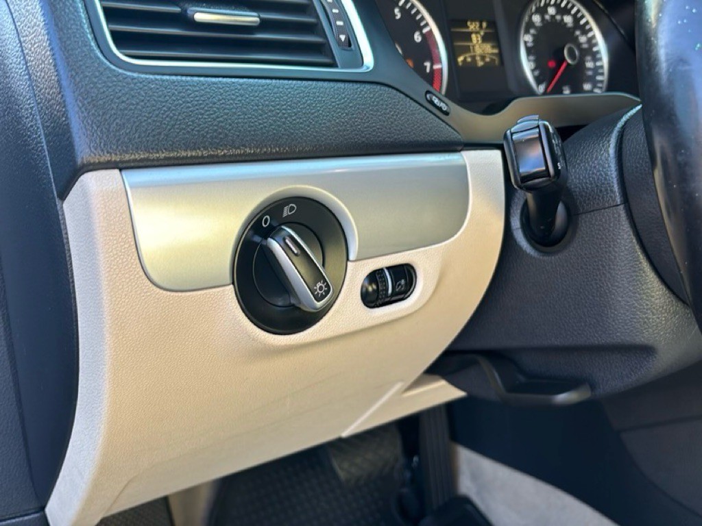 2013 Volkswagen Jetta Image 10