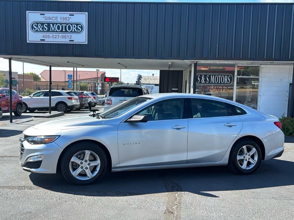 2021 Chevrolet Malibu Image 1