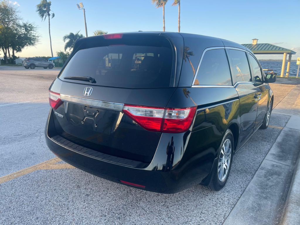 2011 Honda Odyssey Image 2