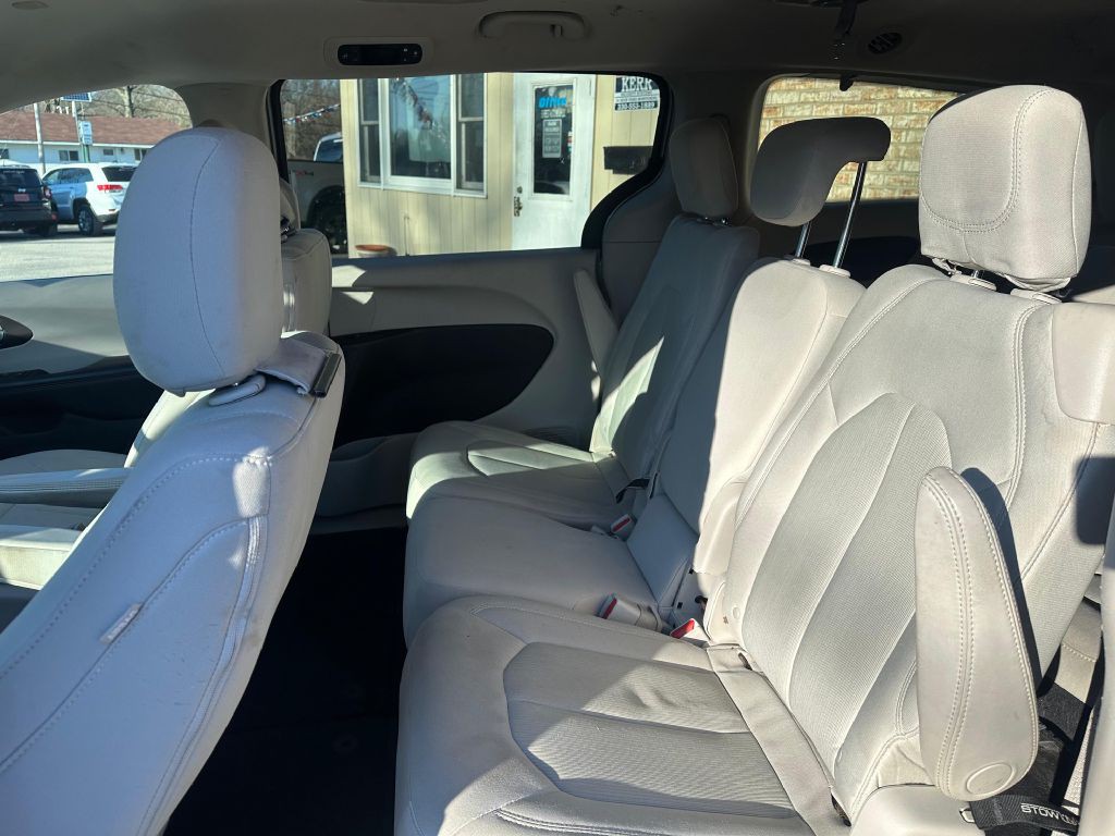 2017 Chrysler Pacifica Image 6
