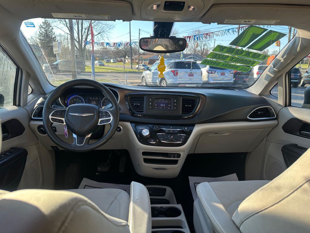 2017 Chrysler Pacifica Image 8