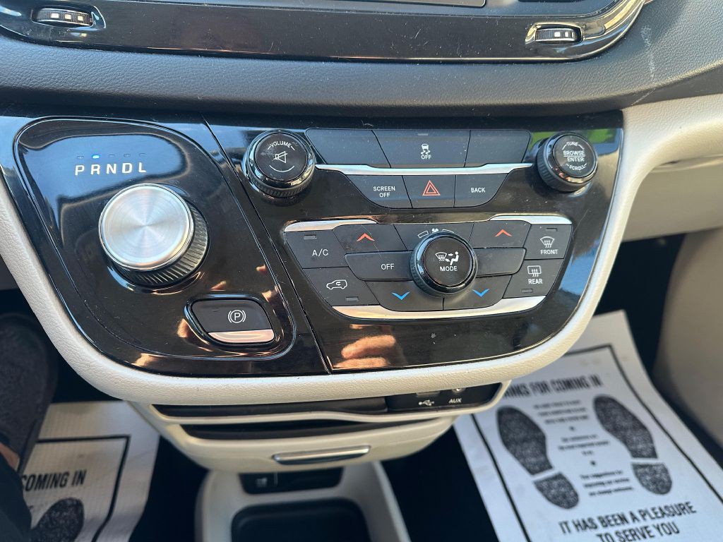 2017 Chrysler Pacifica Image 12