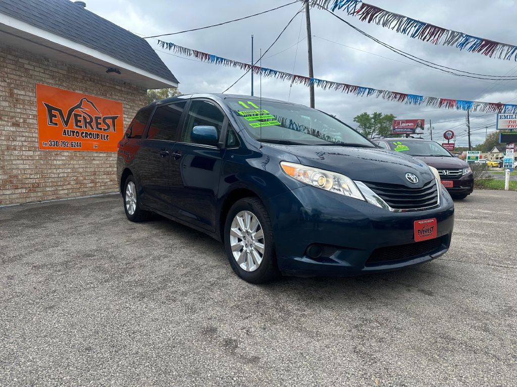 2011 Toyota Sienna Image 2