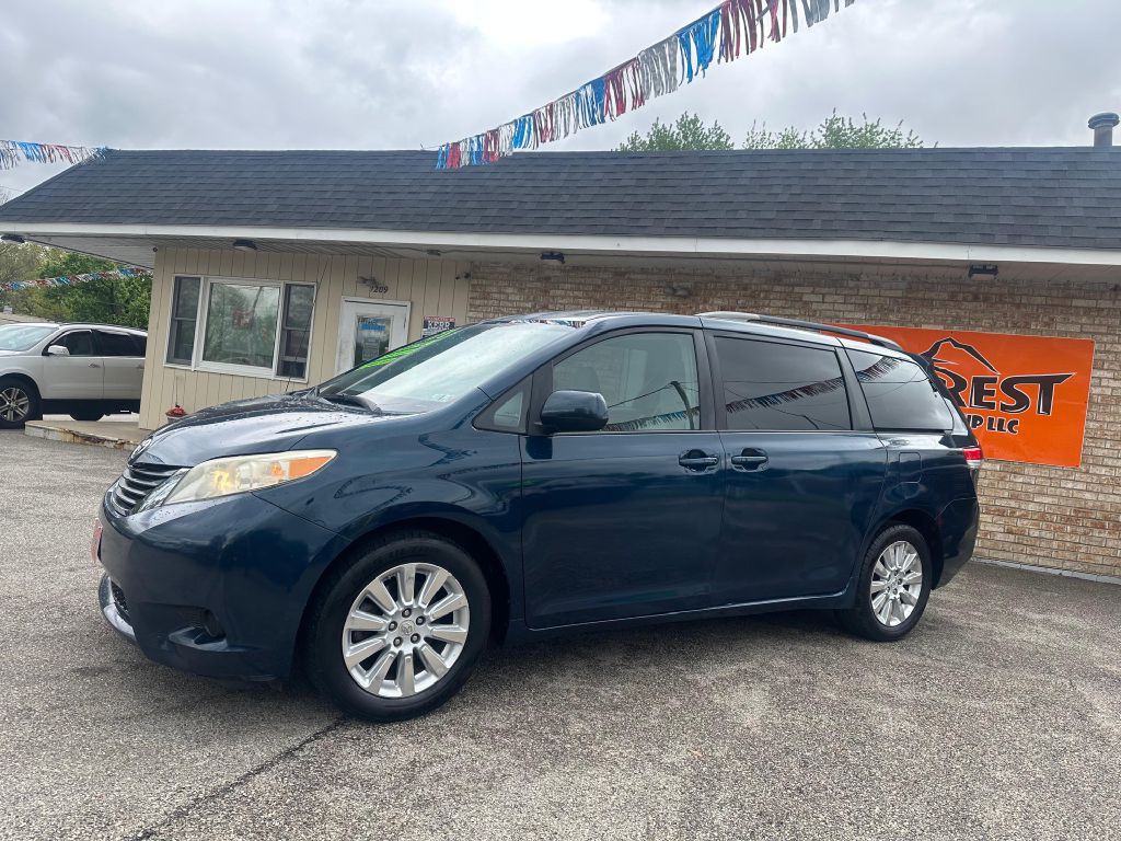 2011 Toyota Sienna Image 3
