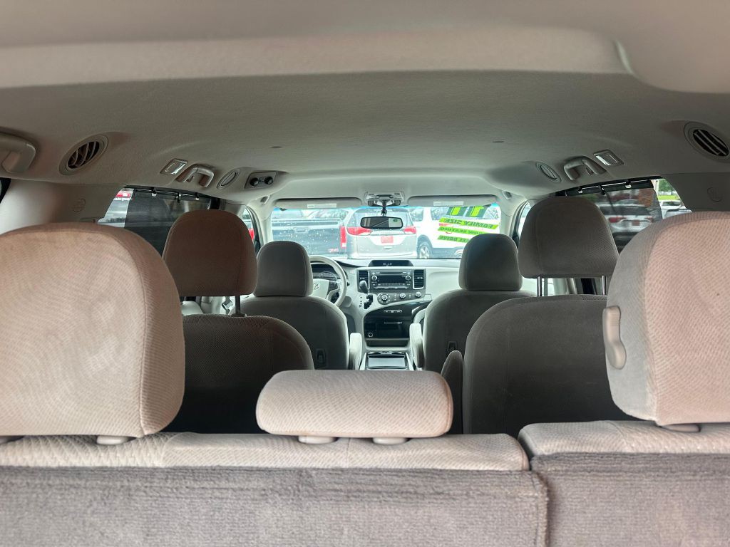 2011 Toyota Sienna Image 6