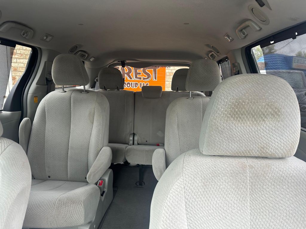 2011 Toyota Sienna Image 11