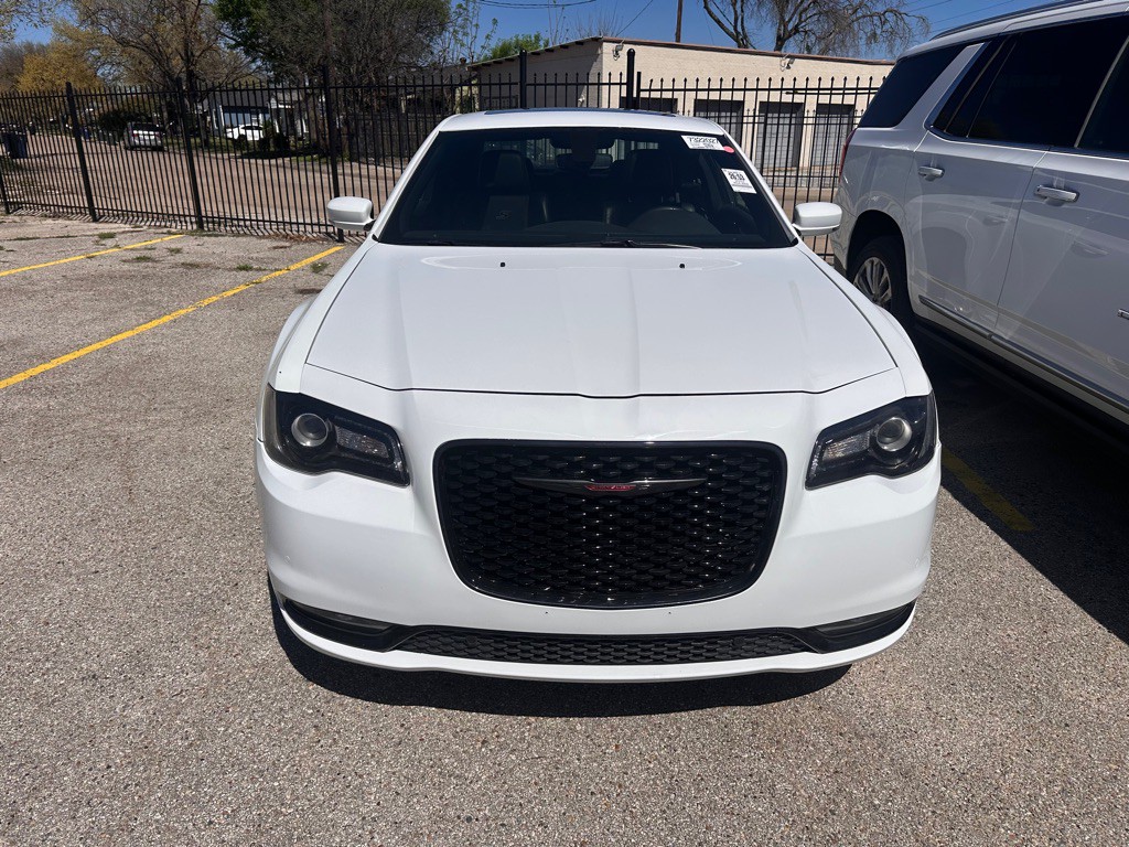 2023 Chrysler 300 Image 2
