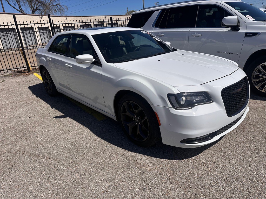 2023 Chrysler 300 Image 3