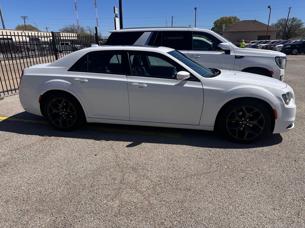 2023 Chrysler 300 Image 4