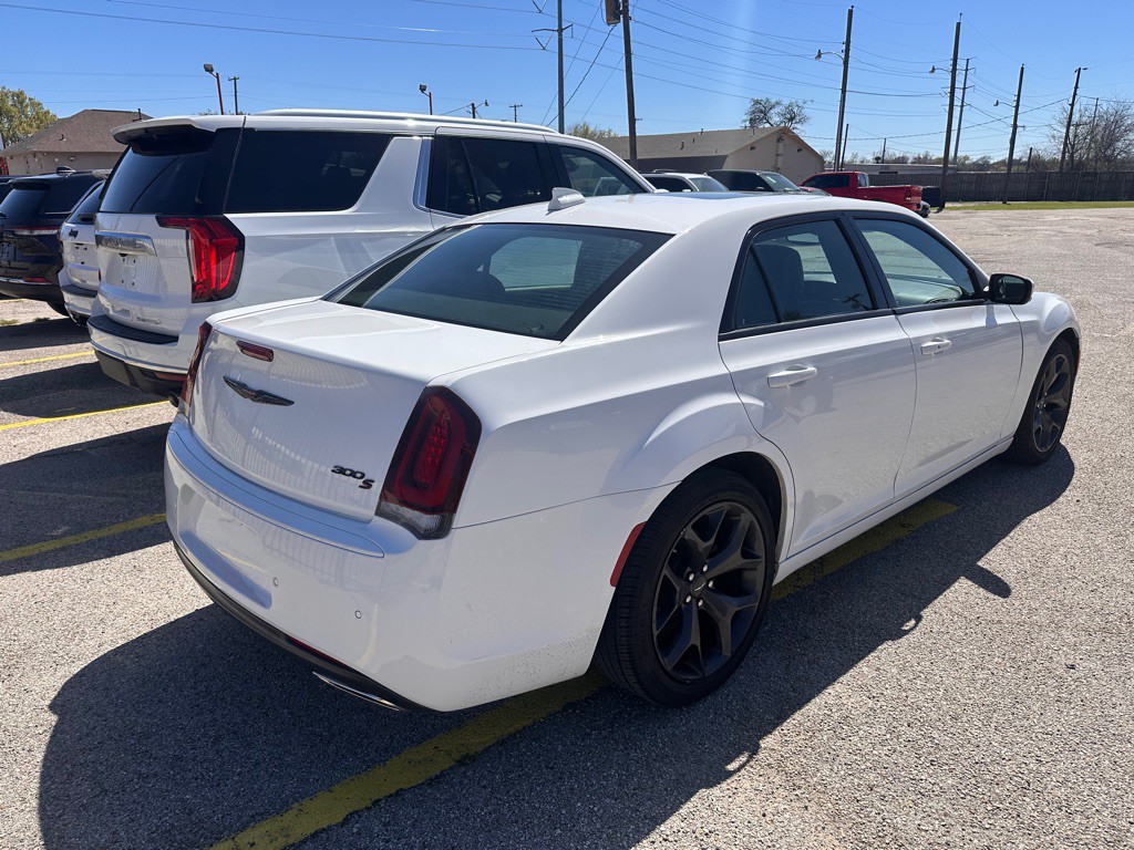 2023 Chrysler 300 Image 5