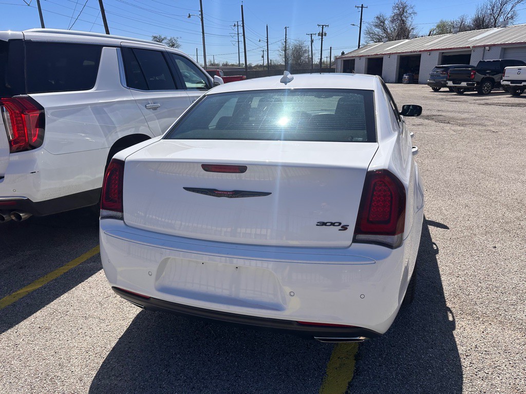2023 Chrysler 300 Image 6