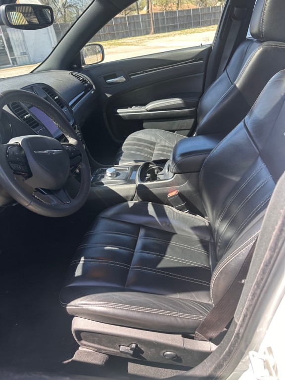 2023 Chrysler 300 Image 8