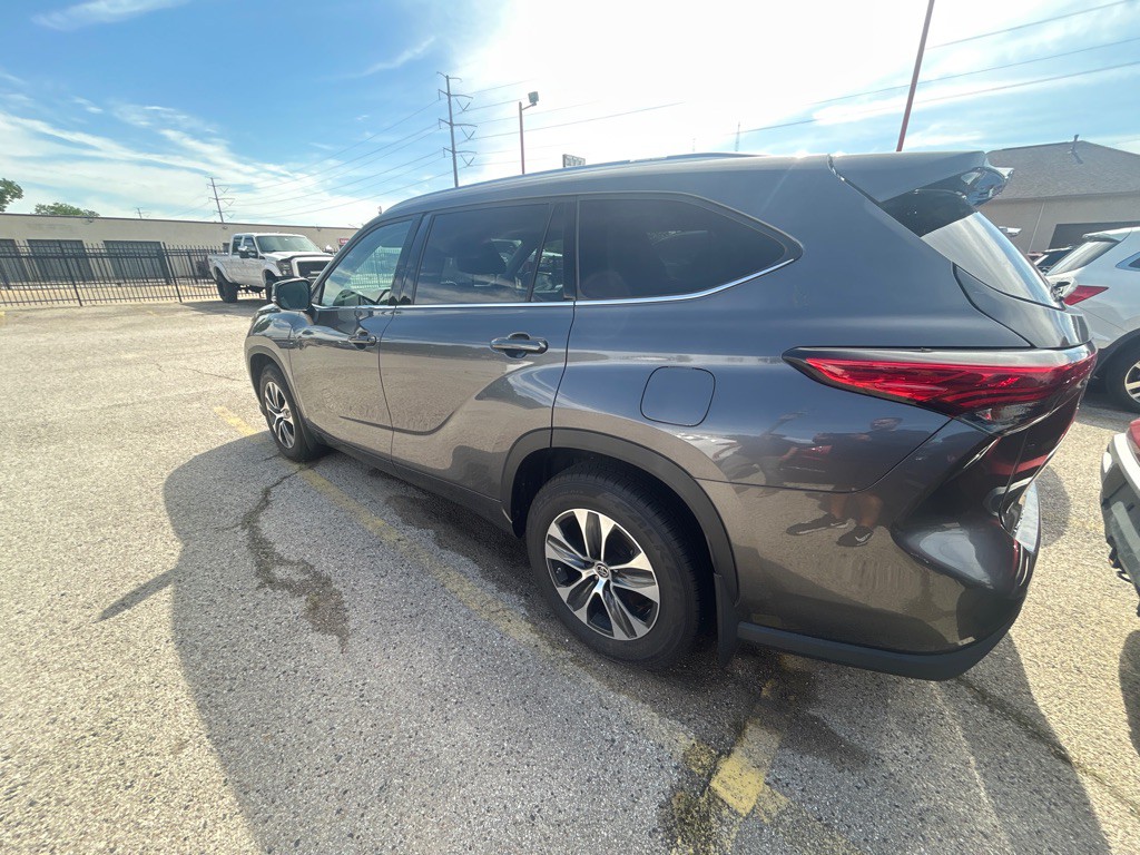 2021 Toyota Highlander Image 2