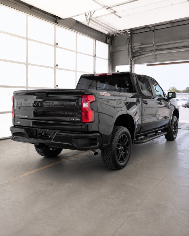 2024 Chevrolet Silverado 1500 Image 2