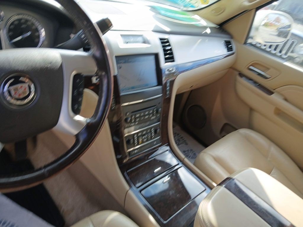 2011 Cadillac Escalade Image 30