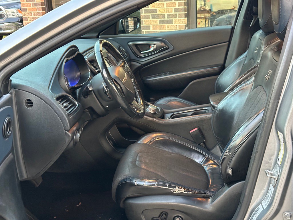 2015 Chrysler 200 Image 7