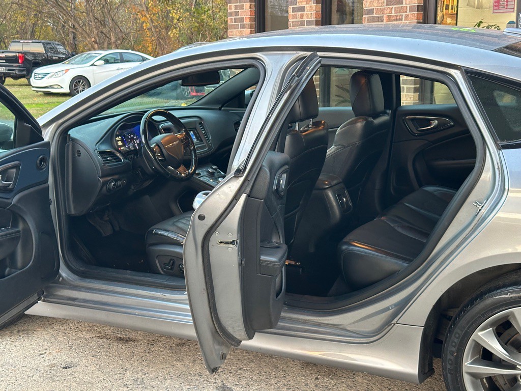 2015 Chrysler 200 Image 8