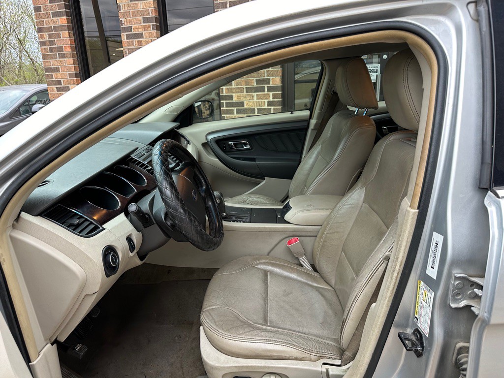 2011 Ford Taurus Image 8